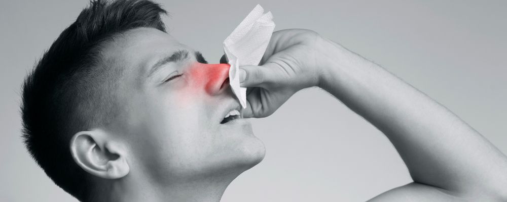 Homem sendo incomodado por pólipos nasais