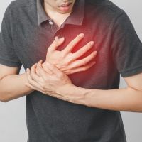 homem com mão no peito por conta de problema cardiovascular relacionado à apneia